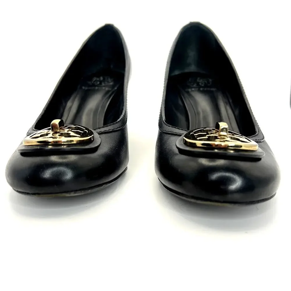 Tory Burch Black Leather Pumps Gold Logo Medallion Twist Lock 8 Round Toe